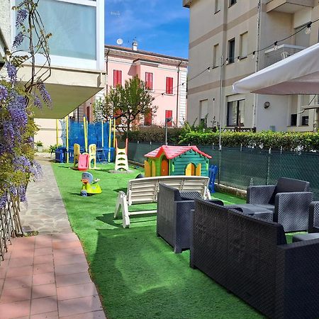 Hotel Sogno Чезенатико Экстерьер фото